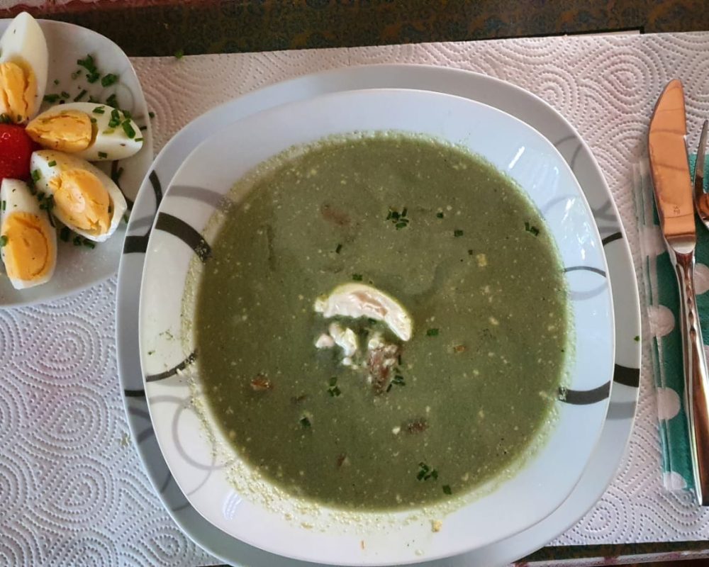 Brennesselsuppe mit Eier