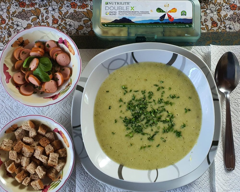 Brokkoli Kartoffelsuppe mit Würstchen und Brotcroutons