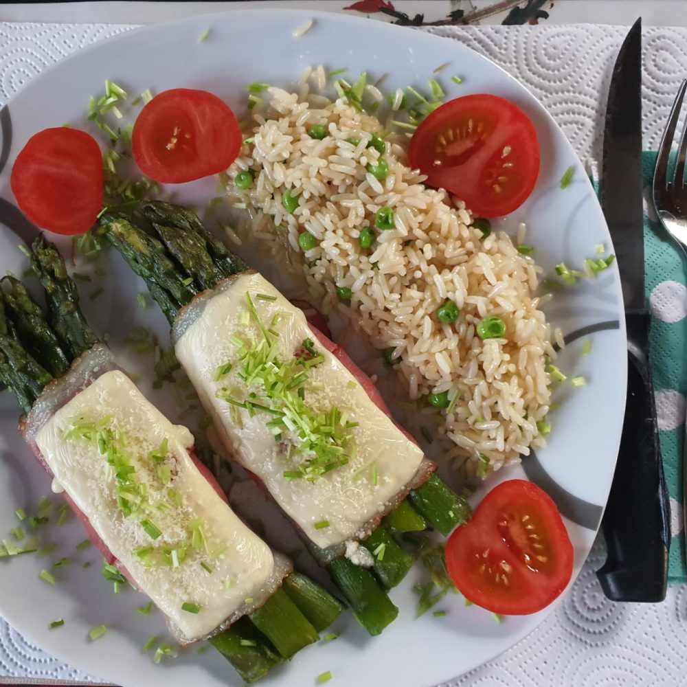 Grüner Spargel in Bauchspeck und Käse, dazu Reis