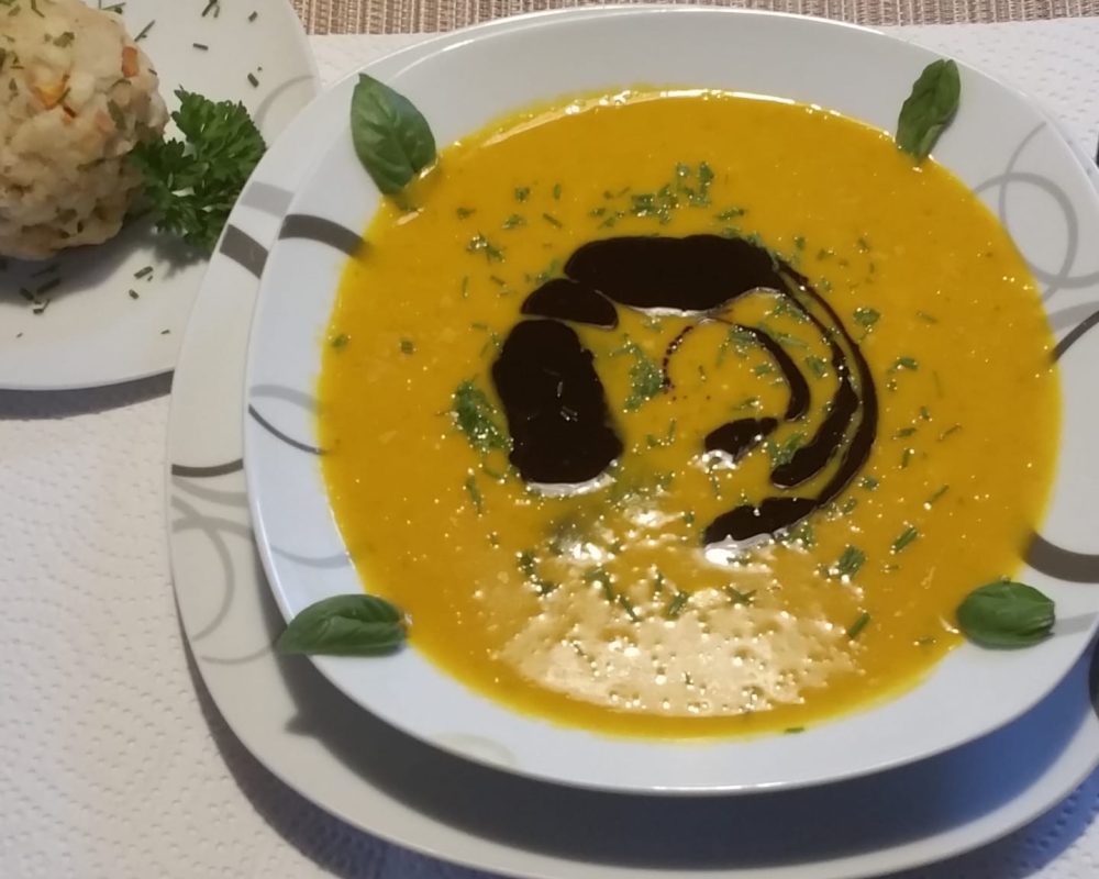 Hokaido Kürbissuppe mit Semmelknödel