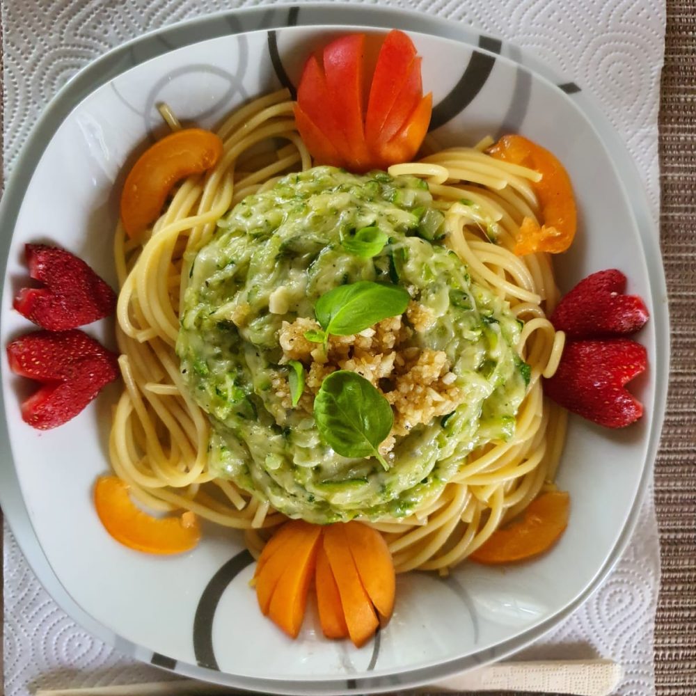 Zucchininudeln mit Knoblauchpaste